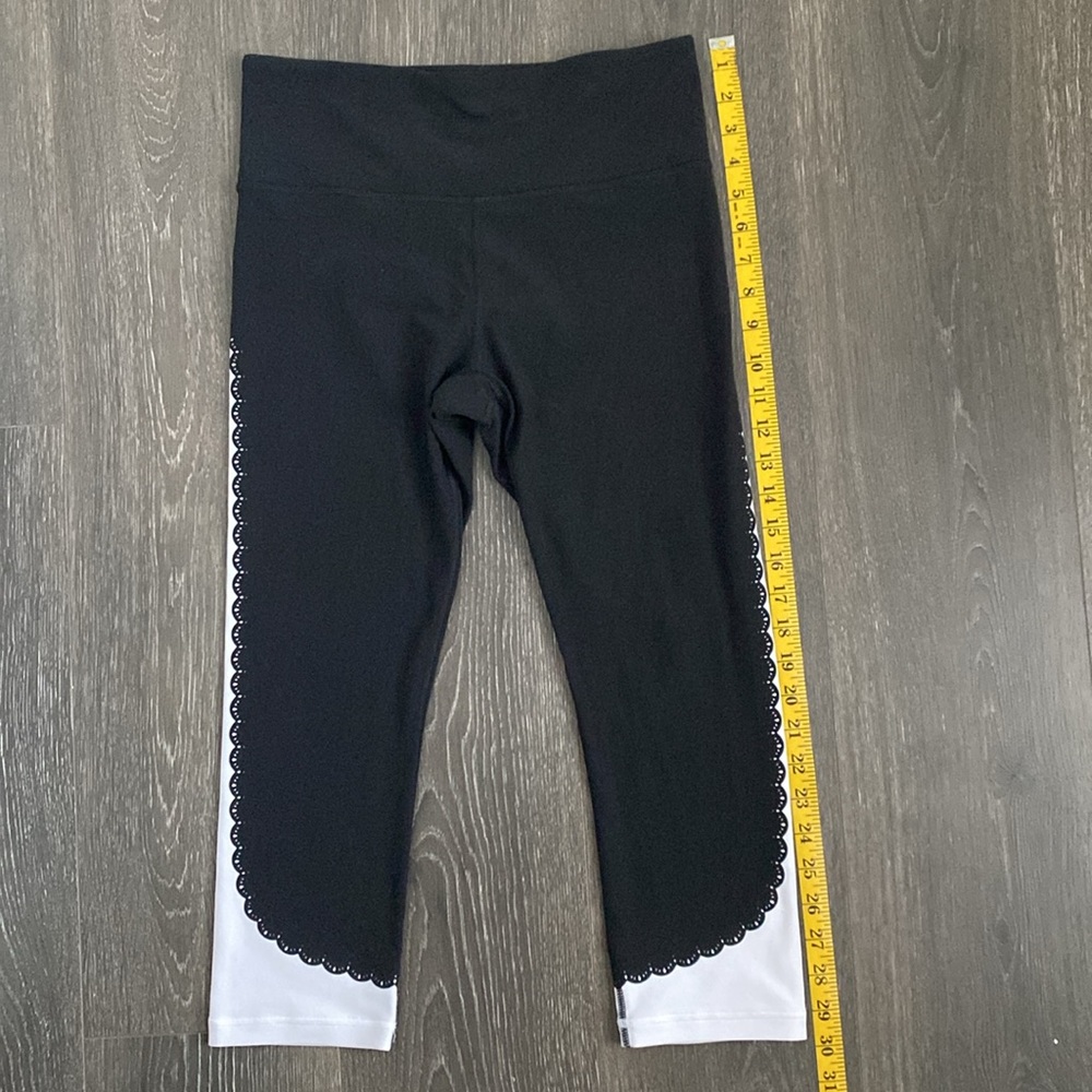 Athleta Elation Scallop Capri Leggings Women’s Medium Black White Yoga - Picture 5 of 11